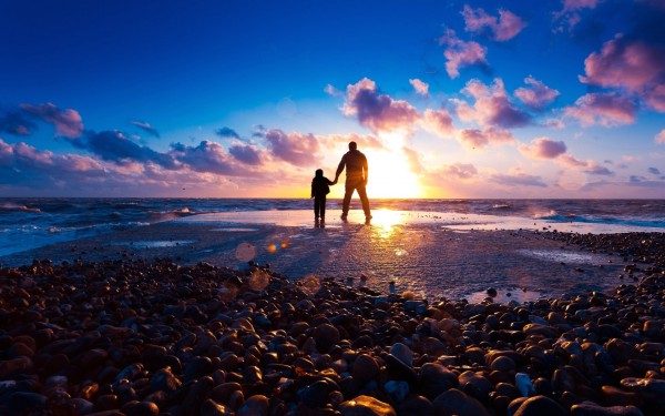 wallpaper-father-and-son-at-beach